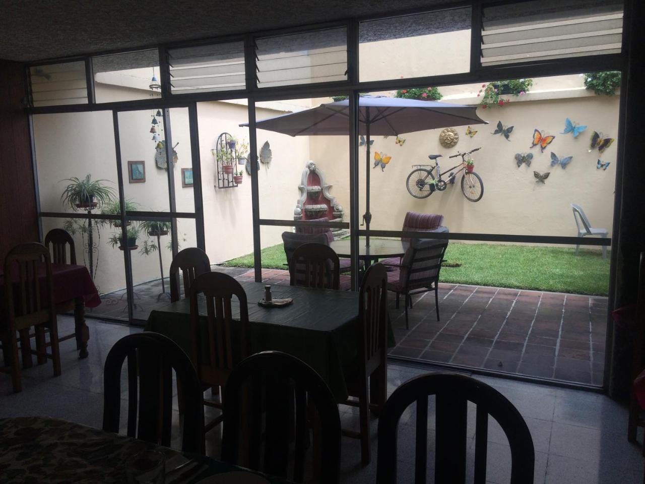 Hostal Los Lagos Inn Guatemala City Exterior foto